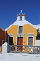 Kirche mit Glockenturm in Oia auf der Insel Santorin