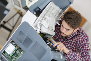 Obraz premium man opening photocopy machine in office