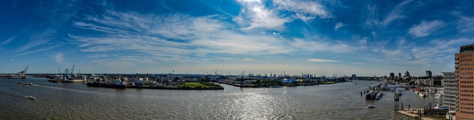 Fototapeta na wymiar Panorama Hafen Hamburg