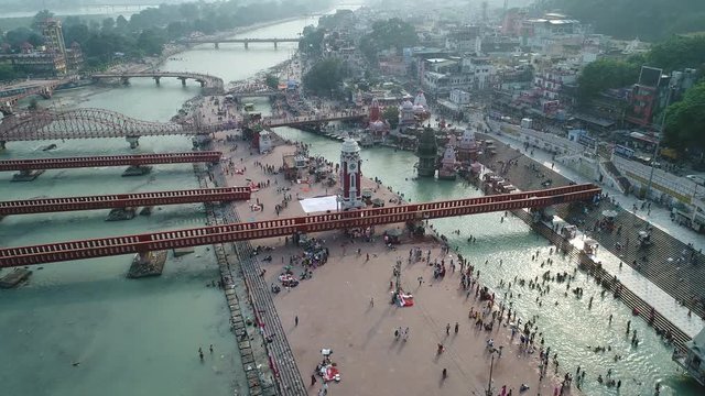 Foule de p&egrave;lerins dans la ville d'Haridwar dans l'&Eacute;tat de l'Uttarakhand vue du ciel