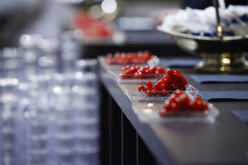 Frutti di bosco sopra contenitori dentro una cucina
