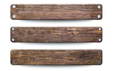 Vieux signe de planches de bois brut. Isolé sur blanc avec un tracé de détourage