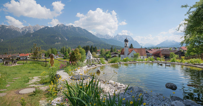 beliebter Luftkurort Wallgau, Aussichtsplatz mit Teich und Bank