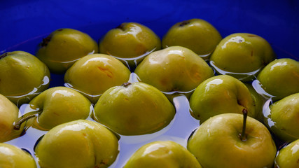 Äpfel werden vor der Verarbeitung gewaschen