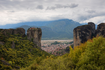 Fototapeta na wymiar Magnificent autumn landscape. Monastery Holy Trinity, Meteora, Greece. UNESCO world heritage Site. Epic landscape with temple at the edge of cliff at dramatic sky background.