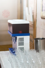 Drink dispensing device and a lot of glasses