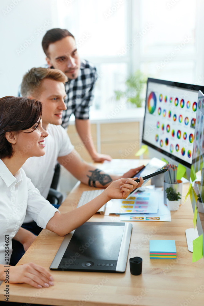 Aufkleber web design. team of designers working on computer in office
