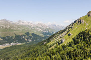 Fototapeta premium Silvaplana, , Silvaplanersee, Corvatsch, Bergbahn, Murtèl, Champfèr, St. Moritz, Piz Julier, Piz Nair, Corviglia, Alpen, Oberengadin, Graubünden, Seenplatte, Sommer, Schweiz