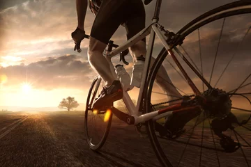 Crédence de cuisine en verre imprimé Vélo Homme sur vélo de course au coucher du soleil
