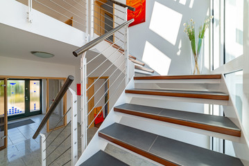 moderner Treppenaufgang in einem Einfamilienhaus