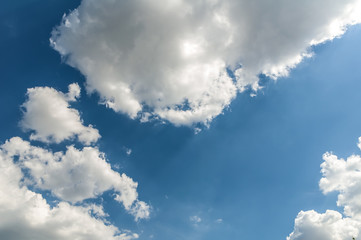 Blauer Himmel mit weißen Wolken 