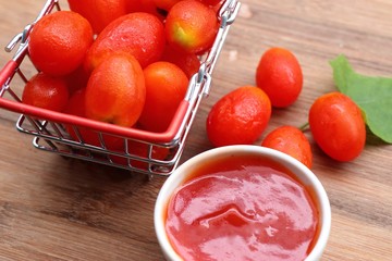 Fresh tomatoes with sauce