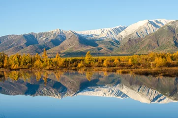 See und Berge Sibiriens mit Reflexion © kuzenkova