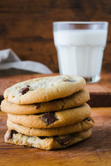 Fototapeta na wymiar milk and chocolate chip cookies