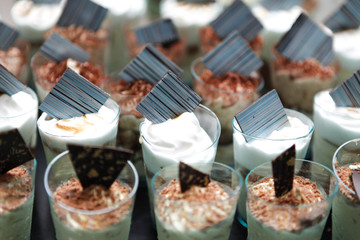 finger food di dolci assortiti in bicchierini di plastica trasparente 
