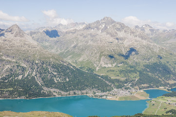 Fototapeta premium Silvaplana, Silvaplanersee, Seenplatte, Julierpass, Piz Julier, Piz Albana, Corvatsch, Wanderweg, Oberengadin, Graubünden, Sommer,Schweiz