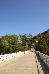 Berat : Pont Goriza et berges de la rivi&egrave;re Osumi (Albanie)
