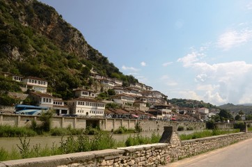 Fototapeta na wymiar Berat : Pont Goriza et berges de la rivière Osumi (Albanie) 
