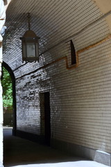 Подворотня с фонарем