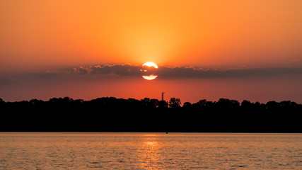 Naklejka premium Sonnenuntergang an einem See