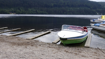 Un bateau au bord du lac Titisee
