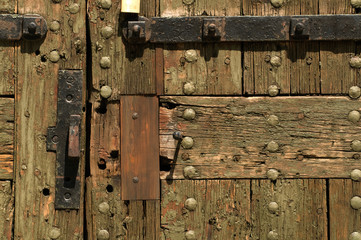 Eichentür in der Franzensfeste in Südtirol