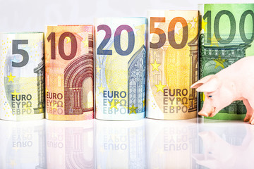 Euro Banknoten mit Sparschwein