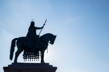 Obraz premium historic statue of king on horse made in europe budapest city