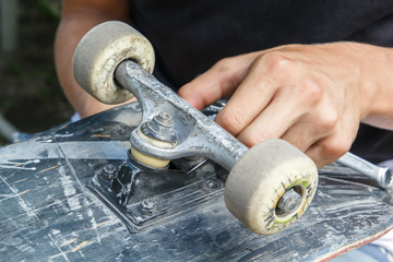 Repair of the wheel pair of skateboarding in the home workshop