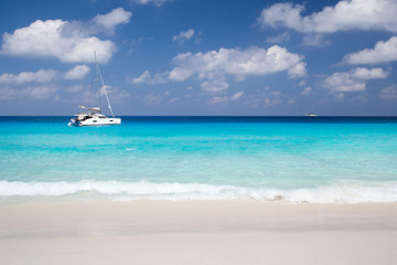 Fototapeta premium A white sand beach with turqouise water and stones