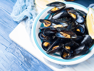 Sauteed mussels with black pepper and lemon. Traditional italian summer dish