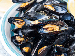 Sauteed mussels with black pepper and lemon. Traditional italian summer dish