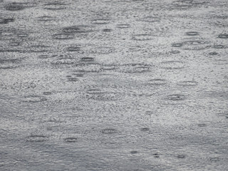 Finnischer See an einem Regentag