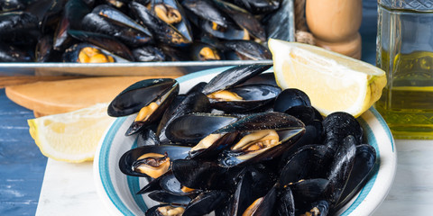 Sauteed mussels with black pepper and lemon. Traditional italian summer dish