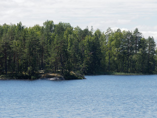 Finnischer See an einem sonnigen Tag