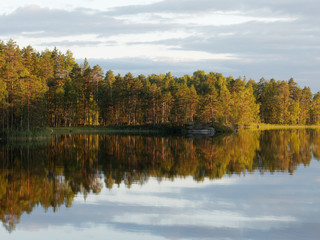 Finnischer See an einem sonnigen Tag - mit Spiegelungen