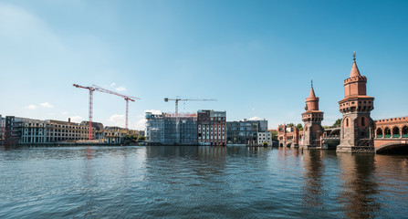 Fototapeta premium Cityscape Berlin, Kreuzberg, rzeka Spree i Oberbaumbrücke (most Oberbaum)