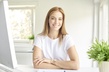 Obraz premium Succesful young businesswoman portrait. Home office