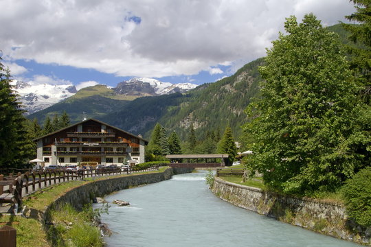 champoluc con torrente e montagna in valle d'aosta italia