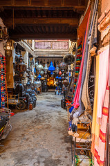 Naklejka premium Ulica targu Marrakech z tradycyjnymi pamiątkami, Maroko