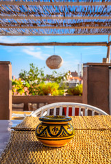 Traditionelles Interieur des Cafés in Marrakesch, Marokko © Olena Zn