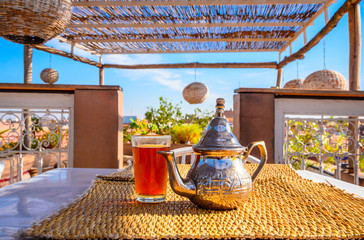 Thé à la menthe marocain traditionnel à Marrakech, Maroc