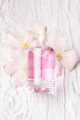 Obraz na płótnie Canvas Perfume bottle and white flowers