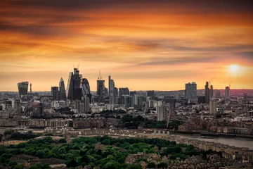 Deurstickers Sommerlicher, bewölkter Sonnenuntergang über der City und Skyline von London, Großbritannien © moofushi