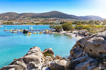 Der Kolymbithres Strand mit seinen einzigartgen Felsformationen und türkisem Meer auf Paros,...