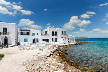 Blick auf die Bucht von Naousa auf Paros, Kykladen, Griechenland mit blauem Himmel und weißen...