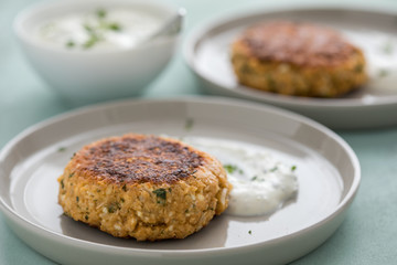 Vegetarischer Haferflocken Hüttenkäse Bratling und Kräuter Quark