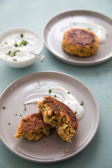 Vegetarischer Haferflocken Hüttenkäse Bratling und Kräuter Quark