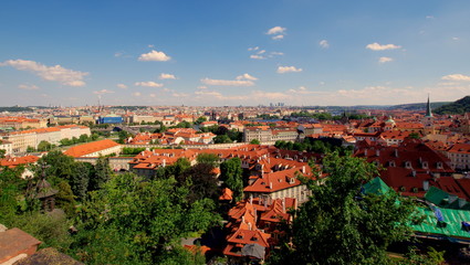 Praga - krajobraz starego miasta z wejścia na Hradczany - piękna stolica Czech, słowiańskiego...