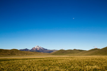 Naklejka premium Blue sky and Andean mountains